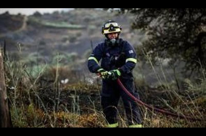 Grecia- los fuertes vientos reavivaron incendios y provocan evacuaciones