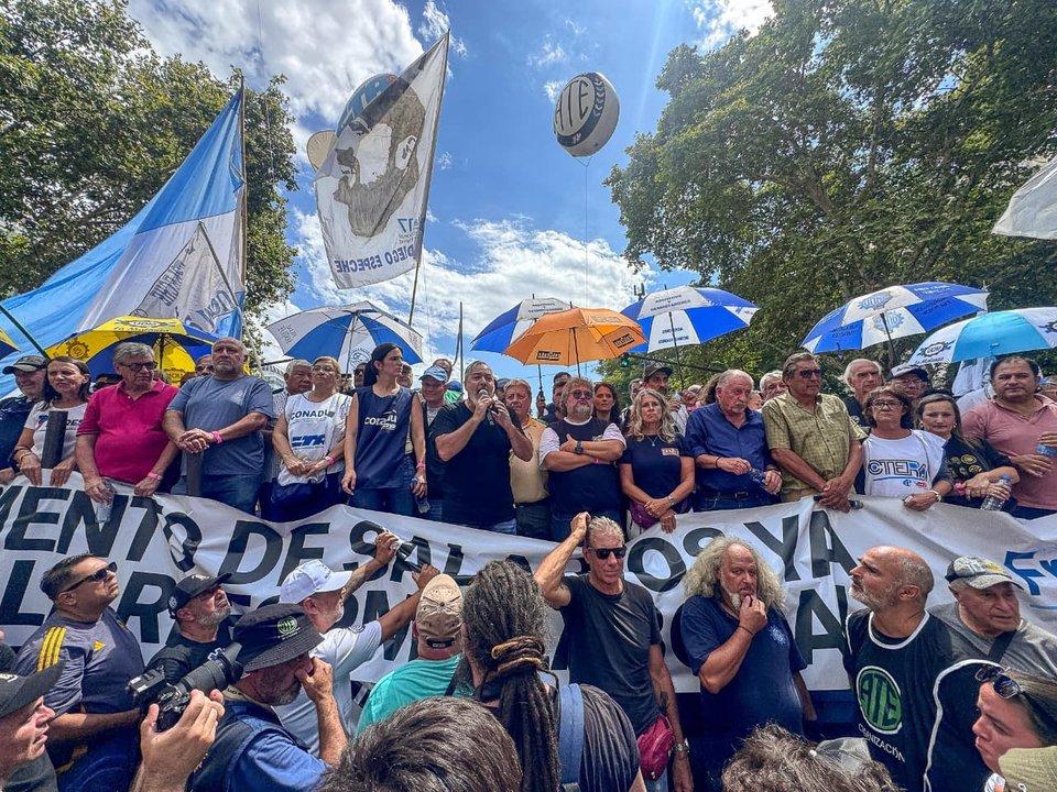 El Gobierno arranca un mes de reformas clave con protestas de docentes estatales y organizaciones sociales