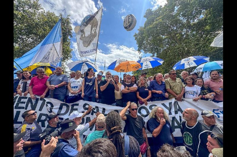 El Gobierno arranca un mes de reformas clave con protestas de docentes estatales y organizaciones sociales