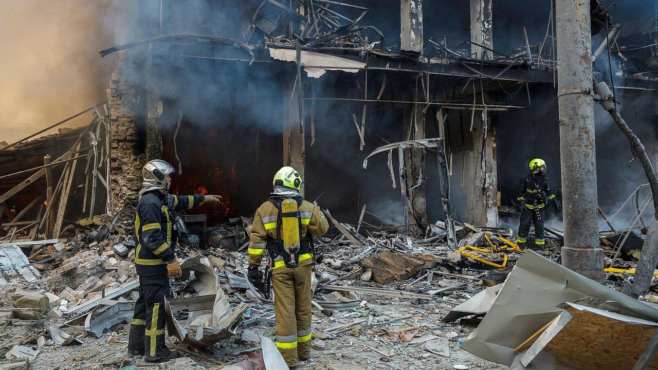 Al menos nueve muertos dejoacute un brutal ataque con misiles baliacutesticos en Kiev