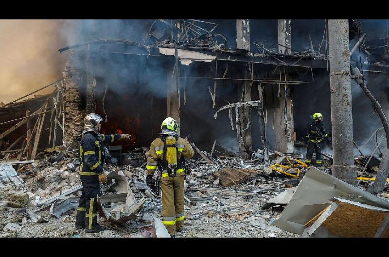 Al menos nueve muertos dejoacute un brutal ataque con misiles baliacutesticos en Kiev