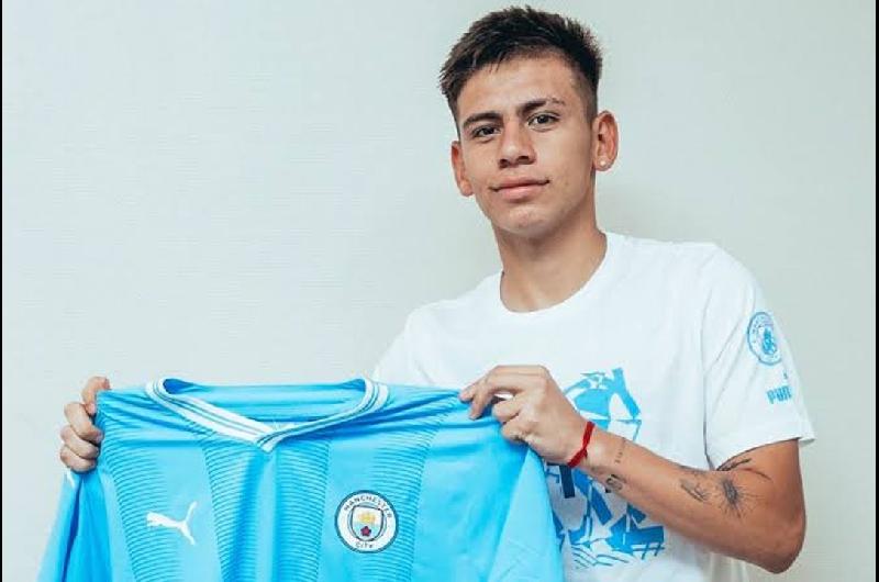 El ldquoDiablitordquo Echeverri sorprendioacute y picoacute un penal en la definicioacuten entre el Manchester City y el Inter de Milaacuten