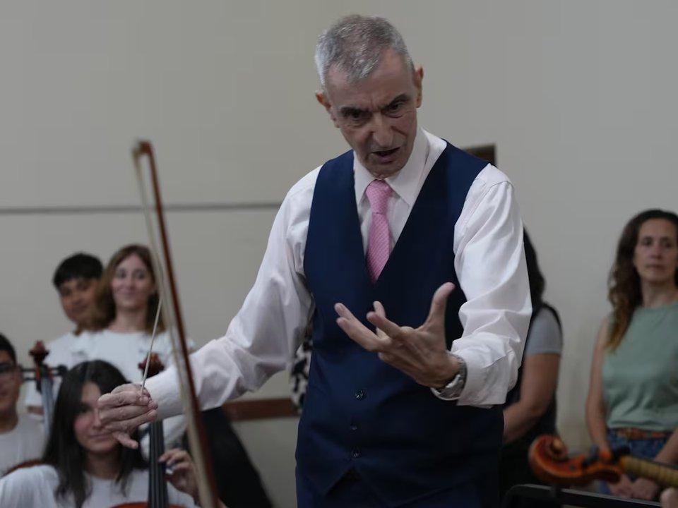 Nelson Castro dirigiraacute un concierto solidario para ayudar a joacutevenes muacutesicos a viajar a Francia