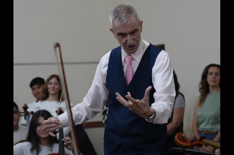 Nelson Castro dirigiraacute un concierto solidario para ayudar a joacutevenes muacutesicos a viajar a Francia