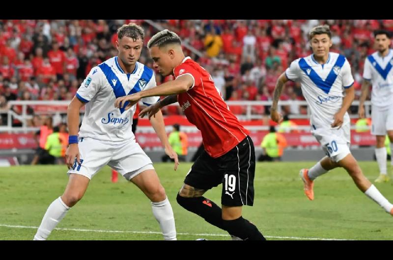 Veacutelez e Independiente se enfrentan en Liniers con puntaje perfecto en juego