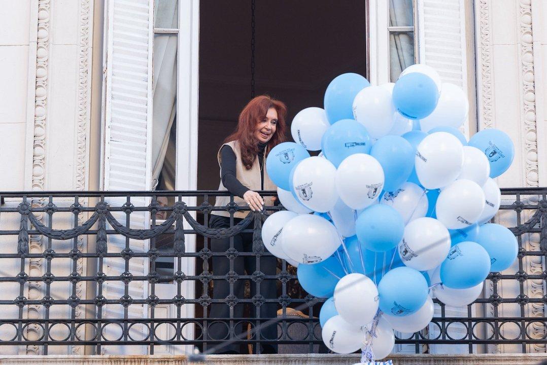 Militantes del peronismo se movilizaron a la casa de Cristina Kirchner en Constitucioacuten
