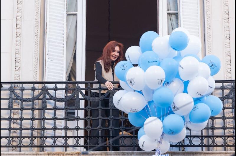 Militantes del peronismo se movilizaron a la casa de Cristina Kirchner en Constitucioacuten