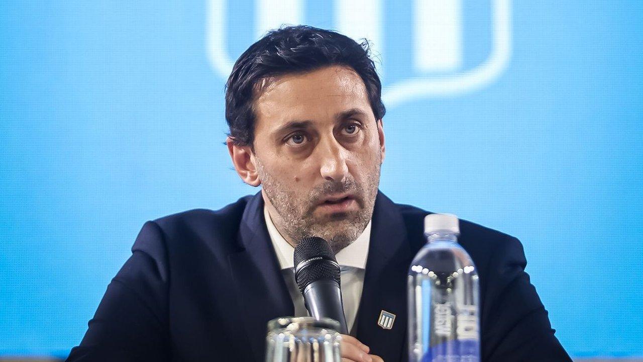Los iacutedolos a los que insultaron en la cancha- cuando la crisis tambieacuten alcanza a los referentes