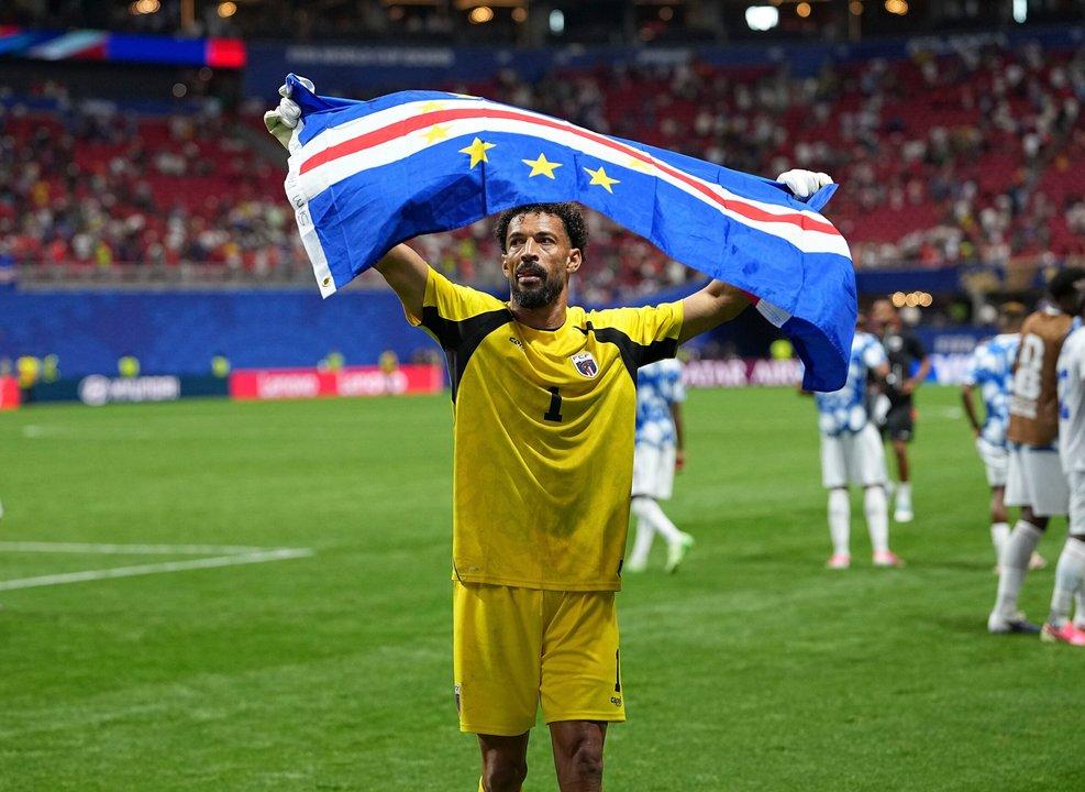 Vozinha llegoacute a Chile para incorporarse al Colo-Colo y fue recibido por una multitud