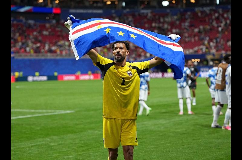 Vozinha llegoacute a Chile para incorporarse al Colo-Colo y fue recibido por una multitud