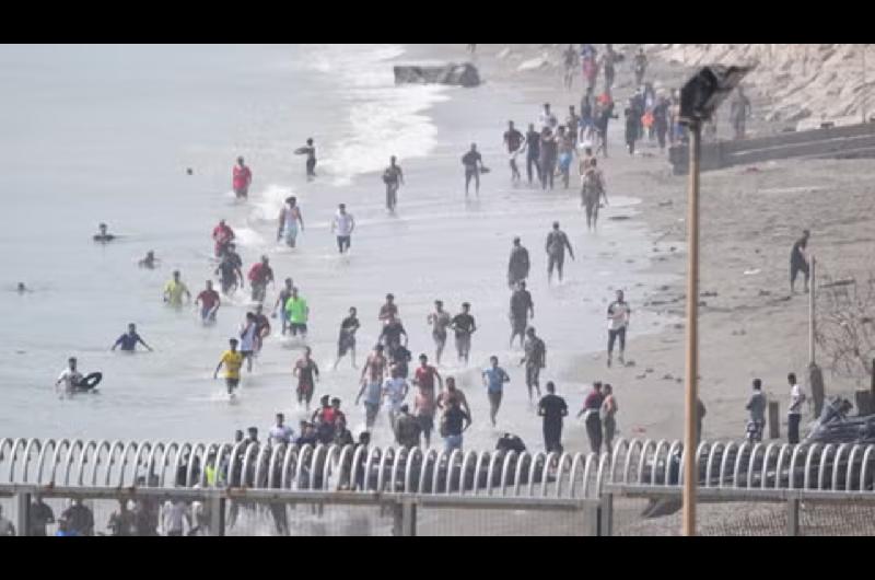 Crisis de Ceuta- Marruecos culpa a las mafias de trata de personas y dice murieron 11 personas
