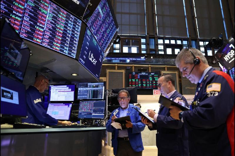 El riesgo paiacutes cayoacute a 411 puntos baacutesicos y subieron los bonos soberanos