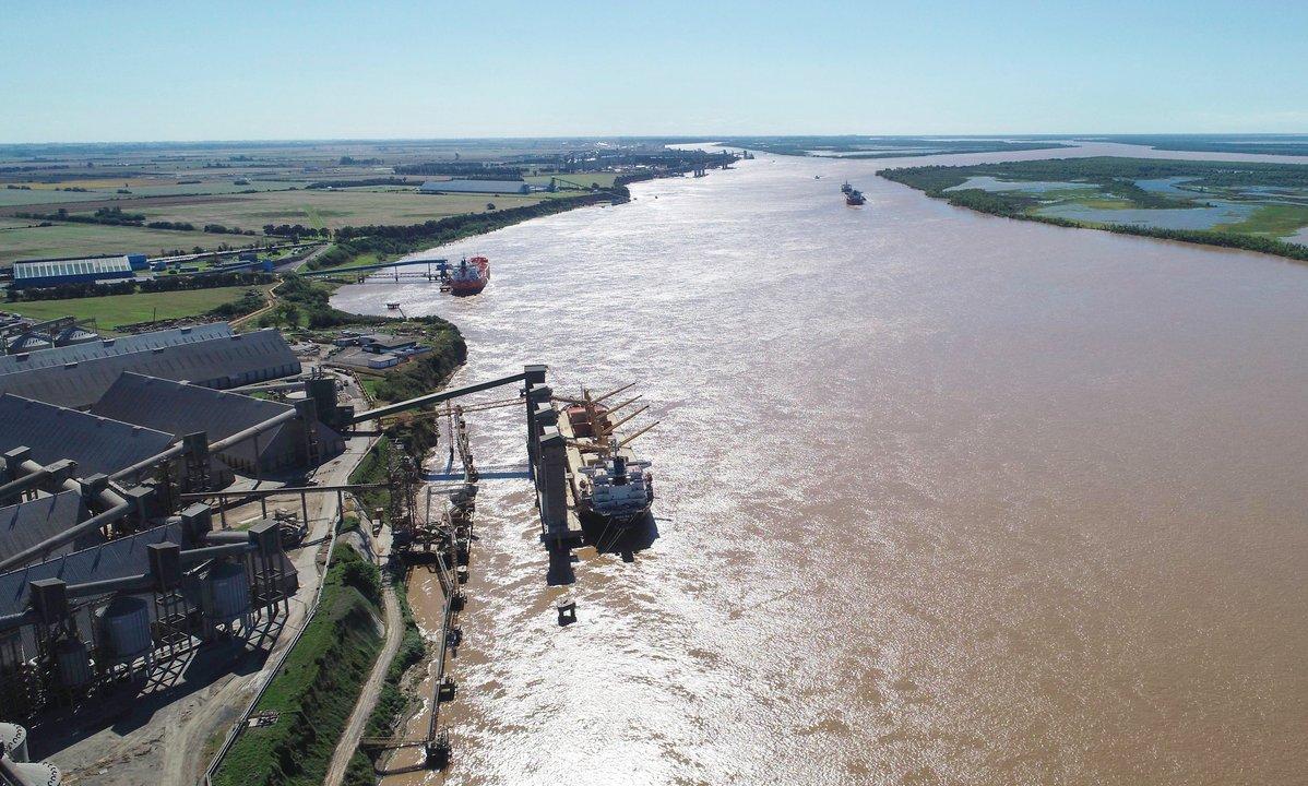 Prefectura Naval intimoacute a los trabajadores a levantar el paro que afecta a maacutes de 100 barcos
