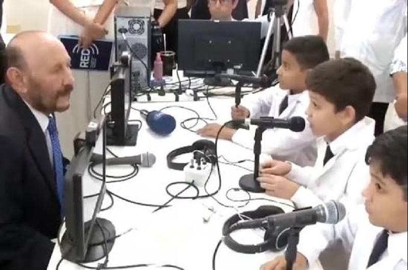 Denuncian que alumnos de cuarto grado escriben elogios al gobierno de Insfraacuten