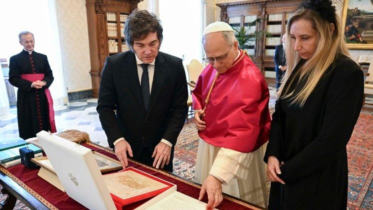 Javier Milei celebroacute la confirmacioacuten del viaje del papa Leoacuten XIV- Seraacute una visita histoacuterica