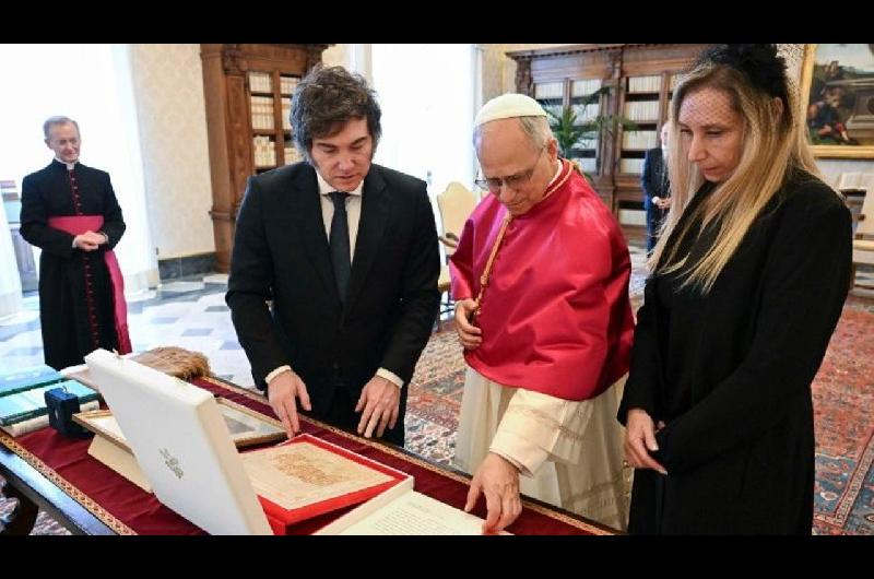 Javier Milei celebroacute la confirmacioacuten del viaje del papa Leoacuten XIV- Seraacute una visita histoacuterica