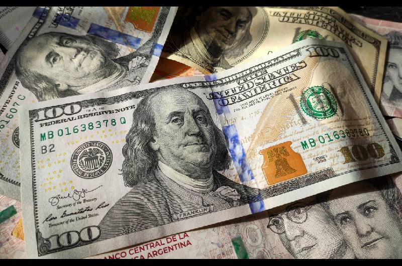 Tercer avance consecutivo del doacutelar mayorista y el del Banco Nacioacuten