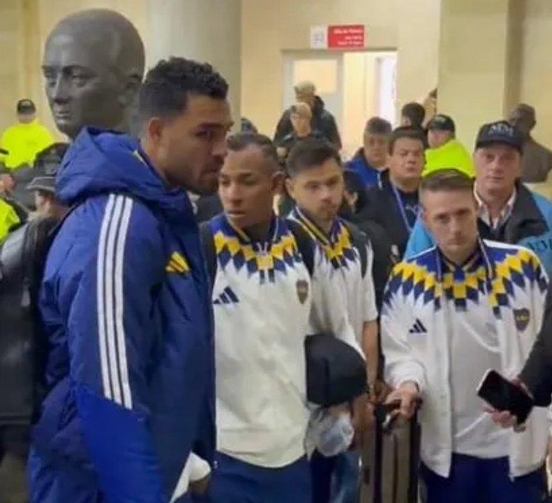 El insoacutelito olvido de Boca en el Ducoacute- el micro se fue del estadio y dejoacute a cuatro jugadores