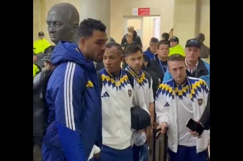 El insoacutelito olvido de Boca en el Ducoacute- el micro se fue del estadio y dejoacute a cuatro jugadores