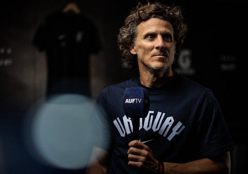 Diego Forlaacuten fue presentado como entrenador de Uruguay