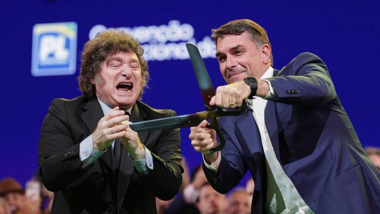 Flaacutevio Bolsonaro responsabilizoacute a Lula por la crisis con Argentina y envioacute un mensaje de apoyo a Milei