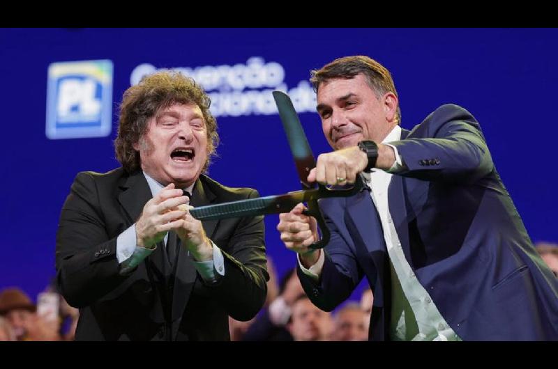 Flaacutevio Bolsonaro responsabilizoacute a Lula por la crisis con Argentina y envioacute un mensaje de apoyo a Milei