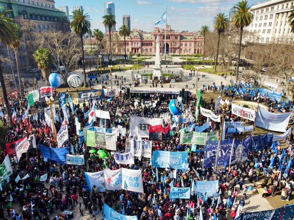 Masiva marcha a Plaza de Mayo por San Cayetano de sindicatos y organizaciones sociales