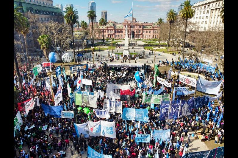 Masiva marcha a Plaza de Mayo por San Cayetano de sindicatos y organizaciones sociales