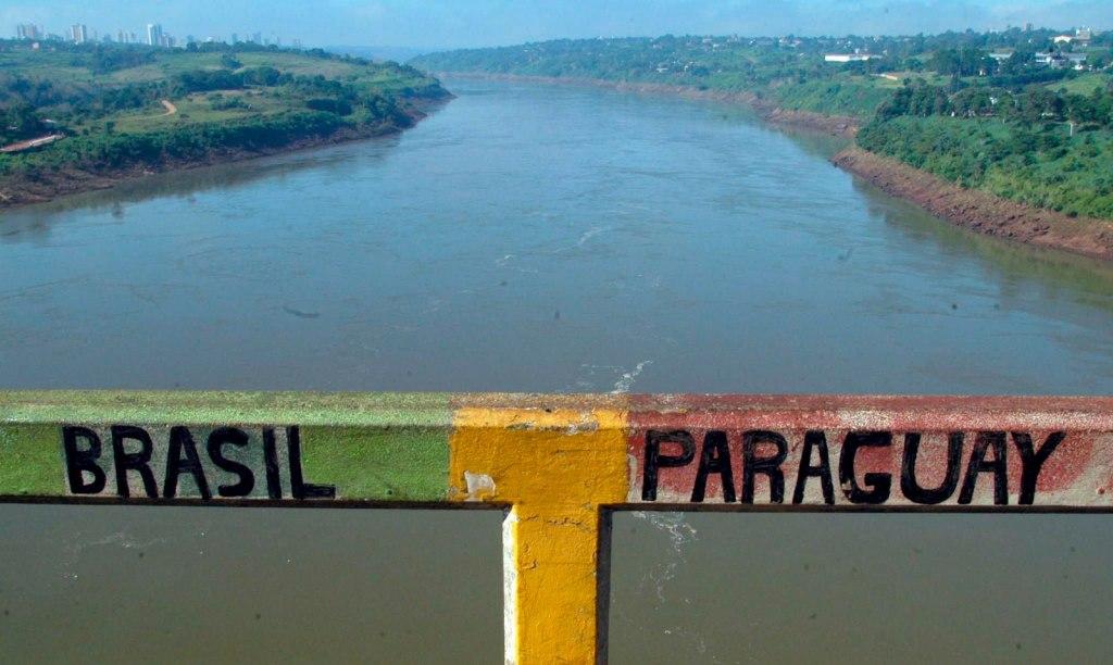 Politoacutelogo brasilentildeo afirma que Hezbolaacute opera en la Triple Frontera