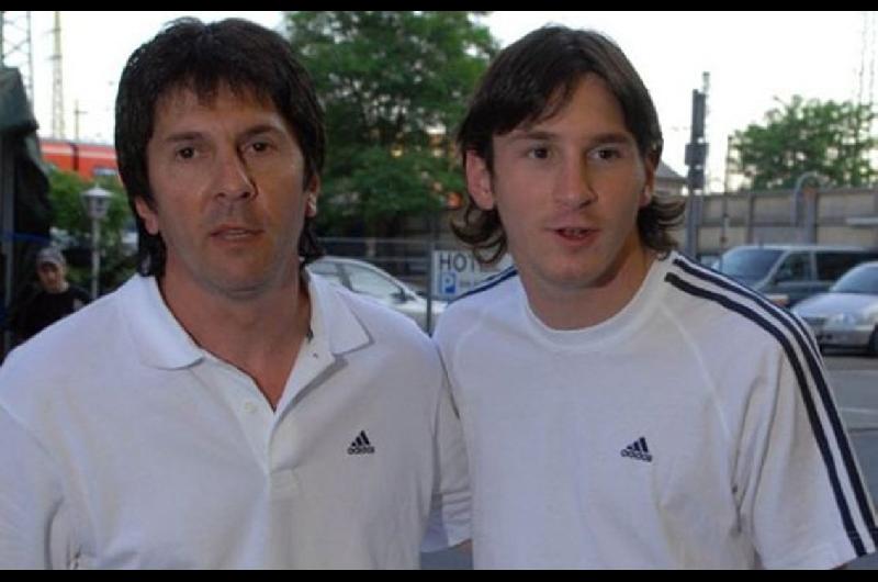 El diacutea que Jorge Messi renuncioacute a su trabajo para acompantildear a su hijo a cumplir su suentildeo