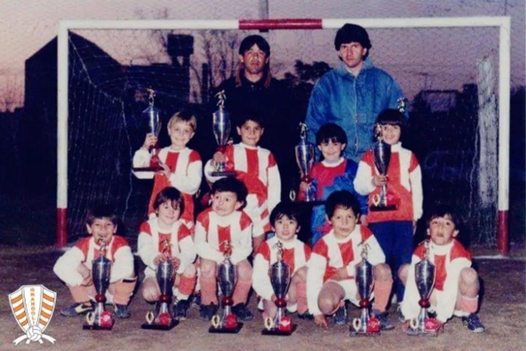 El primer club de Lionel Messi despidioacute a Jorge con una foto suya como entrenador