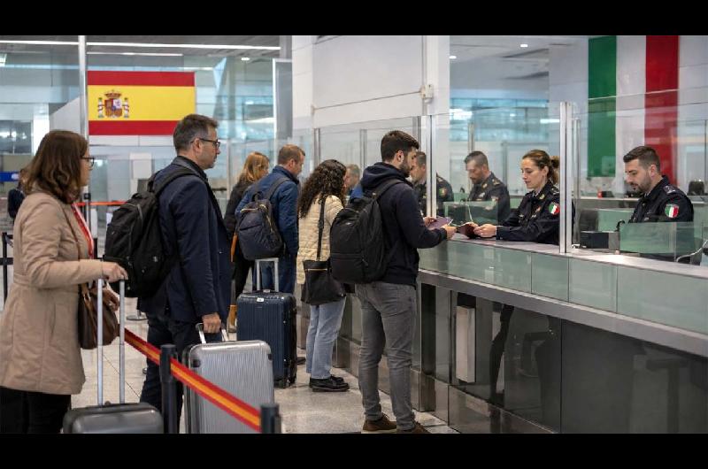 Espantildea impone controles de pasaporte a los viajeros de Italia tras la crisis de Ceuta