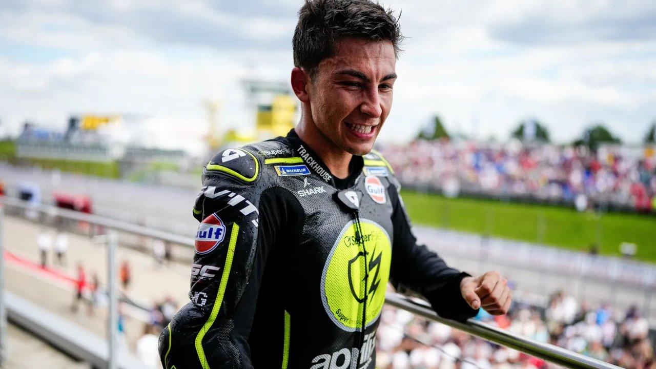 MotoGP- Rauacutel Fernaacutendez se impuso de punta a punta y Aprilia celebroacute un podio completo en Silverstone