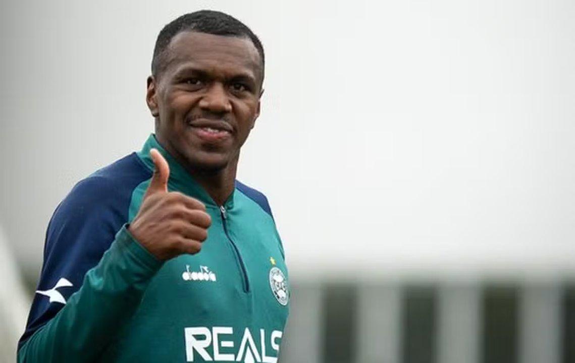 Insoacutelita celebracioacuten- Jacy Maranhatildeo se cayoacute por las escaleras tras su gol anulado en Coritiba