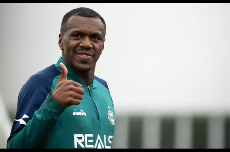 Insoacutelita celebracioacuten- Jacy Maranhatildeo se cayoacute por las escaleras tras su gol anulado en Coritiba