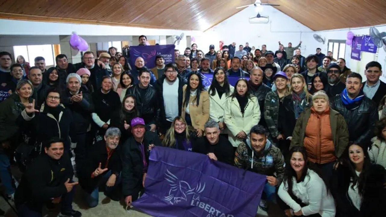 Tensioacuten en Coloacuten- una mujer insultoacute a los gritos a simpatizantes de La Libertad Avanza