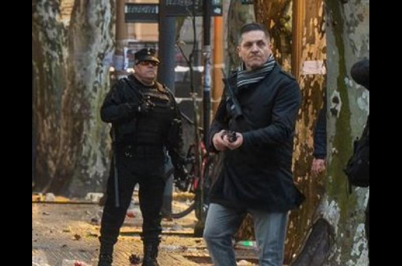 Habriacutean identificado al policiacutea sin uniforme que disparoacute en las inmediaciones del Congreso durante el debate en el Senado