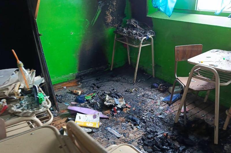 Vaacutendalos incendiaron parte de una escuela en La Quiaca 