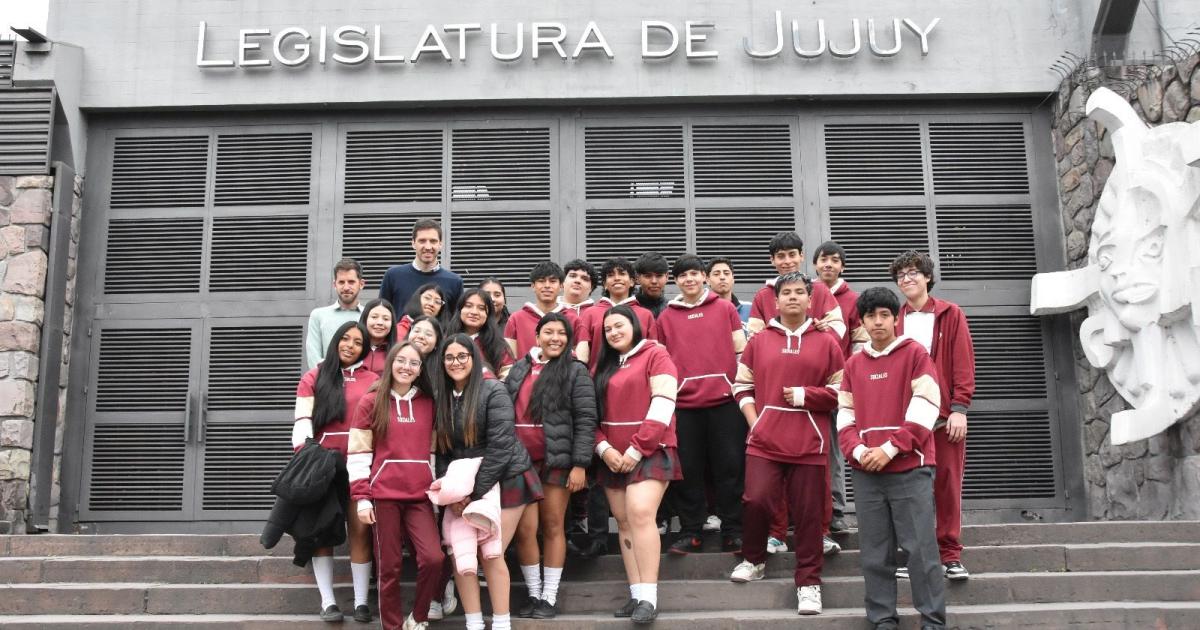 Estudiantes del Colegio EMDEI visitaron la Legislatura de la Provincia