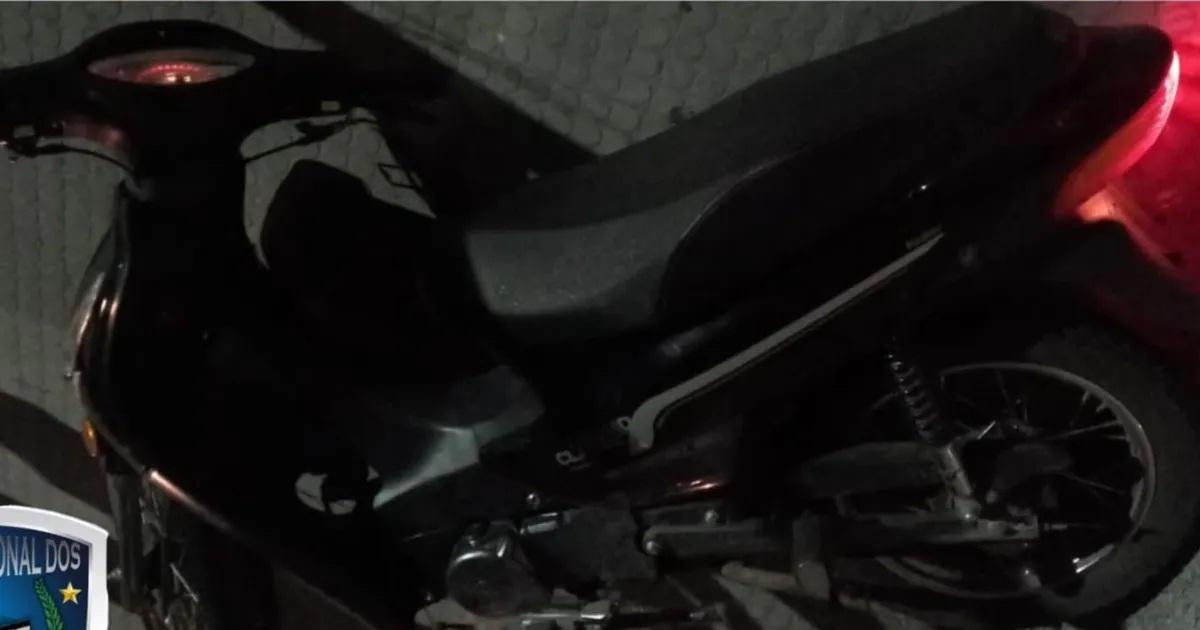 Escapaban de la policiacutea en una moto robada y chocaron a una pareja