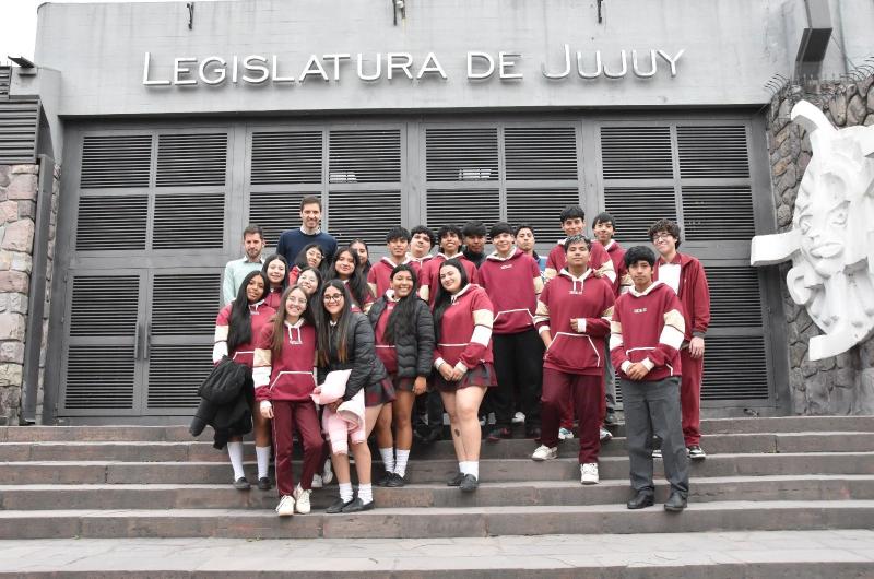 Estudiantes del Colegio EMDEI visitaron la Legislatura de la Provincia