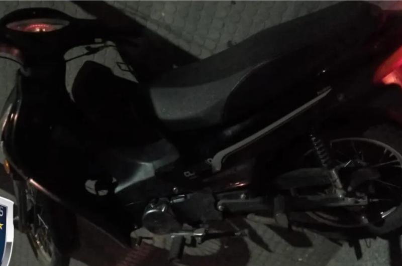 Escapaban de la policiacutea en una moto robada y chocaron a una pareja