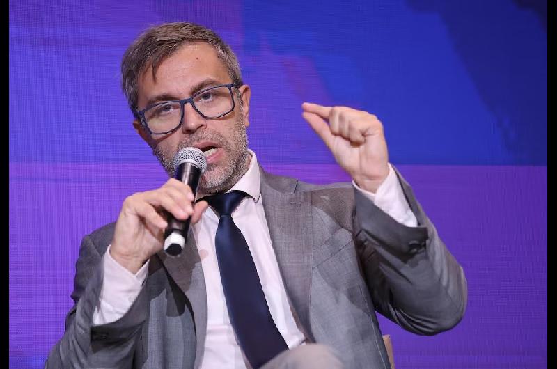 El Gobierno sale a buscar menos doacutelares en el mercado interno