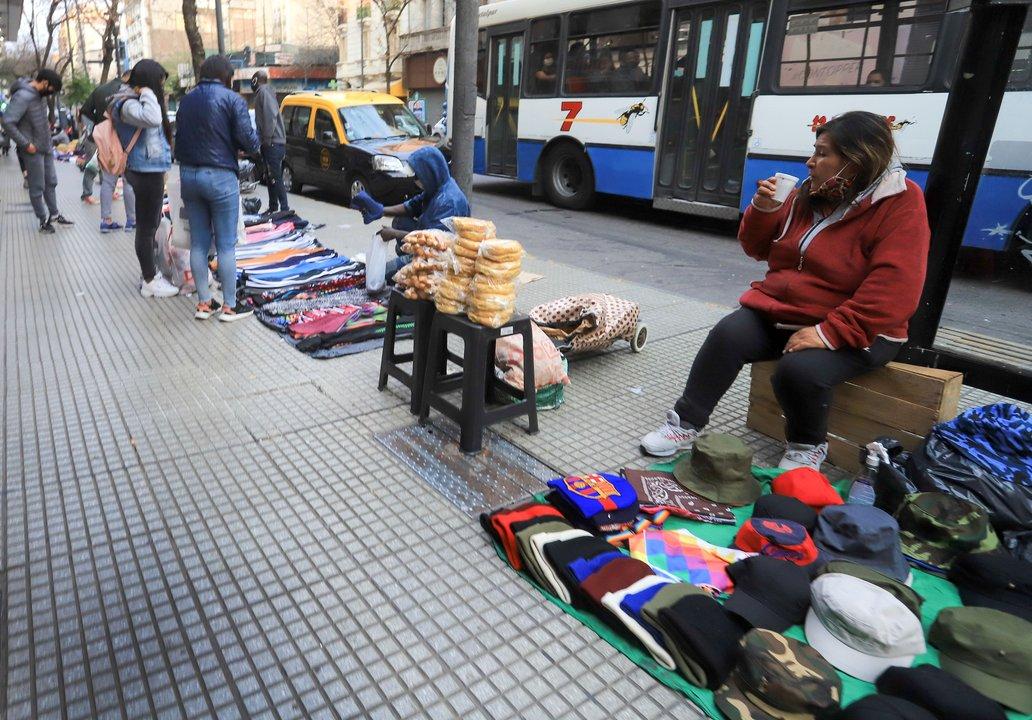 La venta ilegal callejera en la Ciudad cayoacute maacutes de 22-en-porciento- en julio- queacute rubro lideroacute las calles