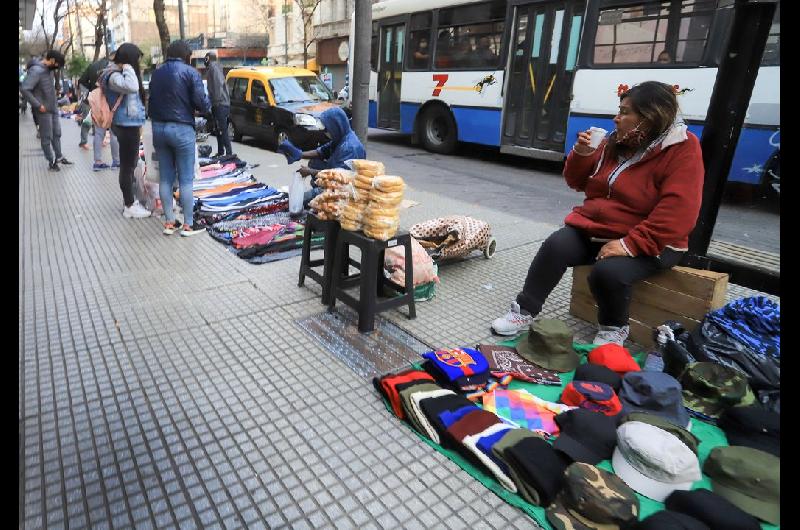 La venta ilegal callejera en la Ciudad cayoacute maacutes de 22-en-porciento- en julio- queacute rubro lideroacute las calles