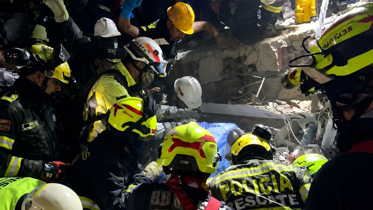 ldquoNo cierres los ojosrdquo- asiacute fue el dramaacutetico rescate de una mujer de entre los escombros en Colombia