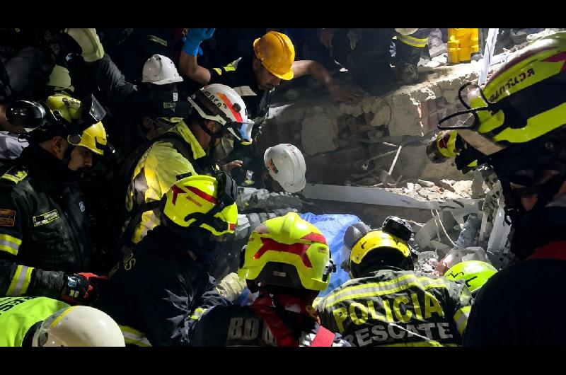 ldquoNo cierres los ojosrdquo- asiacute fue el dramaacutetico rescate de una mujer de entre los escombros en Colombia