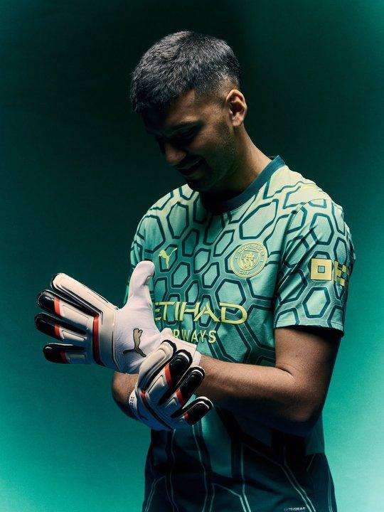 Geroacutenimo Rulli fue presentado como nuevo arquero en el Manchester City