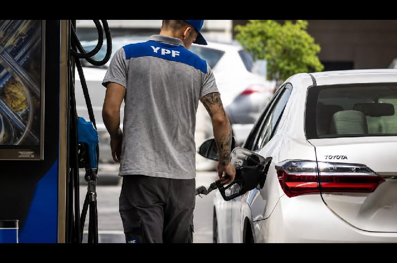 El precio de los combustibles aumentoacute maacutes de 550-en-porciento- en la gestioacuten de Milei y deterioroacute a los salarios del sector privado