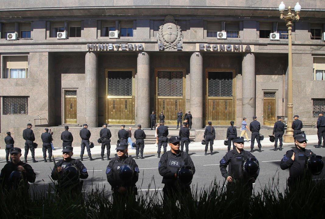 Con lo justo el Gobierno renovoacute los vencimientos y sumoacute maacutes doacutelares a la cuenta del Tesoro 